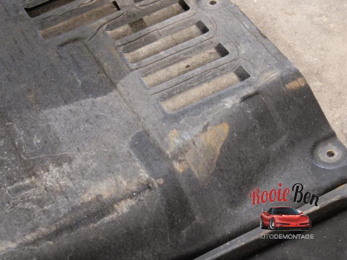 Schutzblech Boden van een Porsche Macan (95B) 3.6 V6 24V Turbo 2014