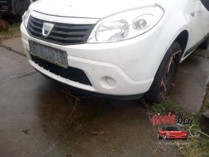 Używane Zderzak przedni Dacia Sandero I (BS) 1.2 16V Cena na żądanie oferowane przez Rooie Ben autodemontage