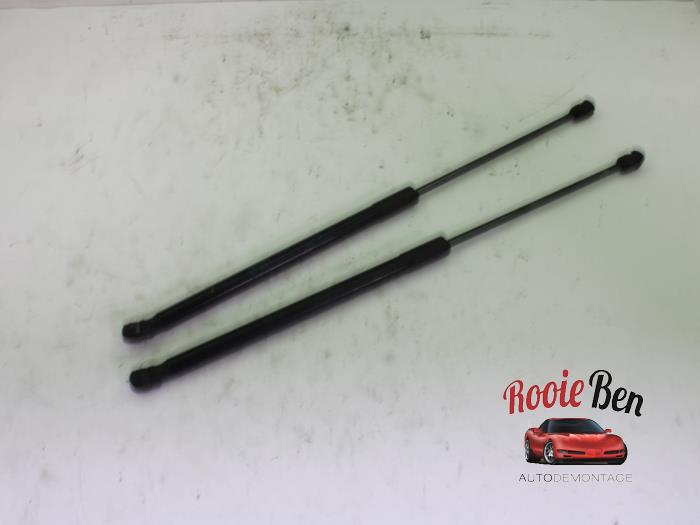 Set of tailgate gas struts from a Mercedes-Benz A (W176) 1.6 A-180 16V 2015