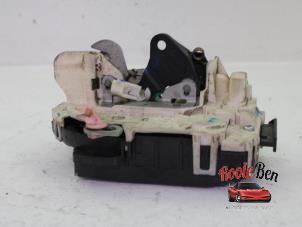 Gebrauchte Türschlossmechanik 4-türig links hinten Dodge Ram 1500 Crew Cab (DS/DJ/D2) 5.7 V8 Hemi 1500 4x2 Preis auf Anfrage angeboten von Rooie Ben autodemontage