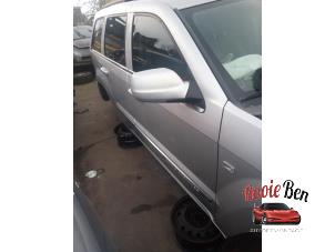 Used Front door 4-door, right Jeep Grand Cherokee (WH/WK) 5.7 V8 Hemi Price on request offered by Rooie Ben autodemontage