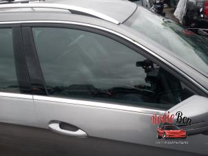 Używane Szyba drzwi prawych przednich wersja 4-drzwiowa Mercedes E Estate (S212) E-220 CDI 16V BlueEfficiency Cena na żądanie oferowane przez Rooie Ben autodemontage