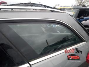 Używane Dodatkowa szyba lewa tylna wersja 4-drzwiowa Mercedes E Estate (S212) E-220 CDI 16V BlueEfficiency Cena na żądanie oferowane przez Rooie Ben autodemontage