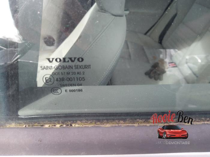 Ventanilla de puerta de 4 puertas izquierda detrás de un Volvo V50 (MW) 2.4 20V 2004
