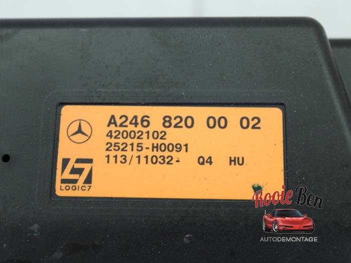 Caisson de graves d'un Mercedes-Benz CLA Shooting Brake (117.9) 2.2 CLA-220 CDI 16V 4-Matic 2015
