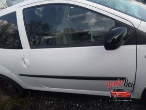 Used Door window 2-door, right Renault Twingo II (CN) 1.2 16V Price on request offered by Rooie Ben autodemontage