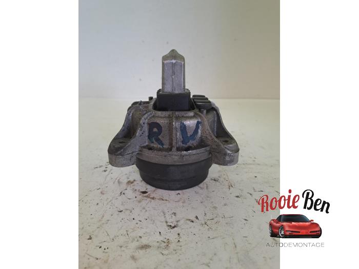Engine mount from a BMW 5 serie (F10) 528i 16V 2013