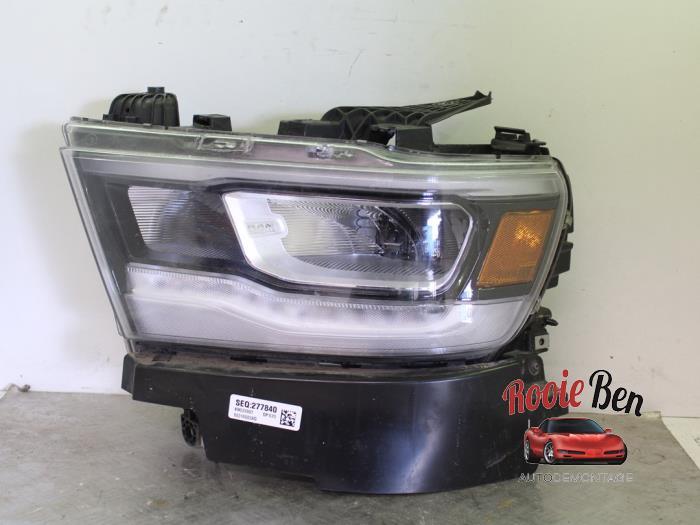 Używane Reflektor lewy Dodge 1500 Crew Cab (DS) Cena na żądanie oferowane przez Rooie Ben autodemontage