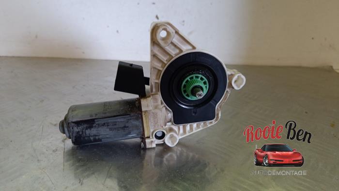 Begagnade Motor, dörrfönster Mercedes CLA (117.3) 1.6 CLA-200 16V Pris € 25,00 Marginaltabell erbjuds av Rooie Ben autodemontage