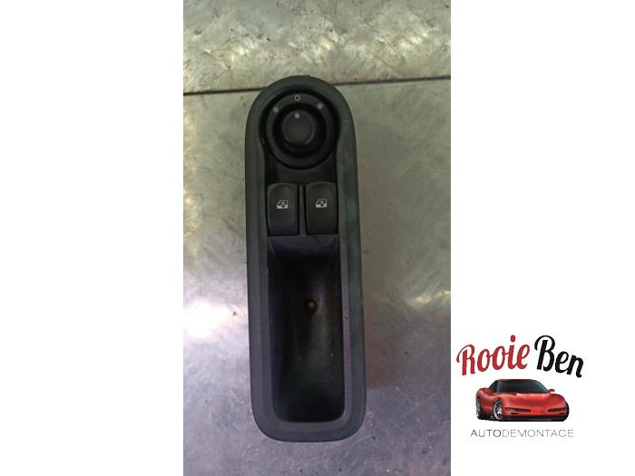 Usados Interruptor combinado de ventanillas Renault Twingo II (CN) 1.2 16V Precio € 20,00 Norma de margen ofrecido por Rooie Ben autodemontage