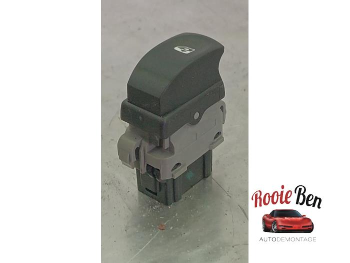 Usados Interruptor de ventanilla eléctrica Renault Twingo II (CN) 1.2 16V Precio € 20,00 Norma de margen ofrecido por Rooie Ben autodemontage