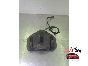 Used Front brake calliper, right BMW 5 serie (F10) 528i 16V Price € 30,00 Margin scheme offered by Rooie Ben autodemontage