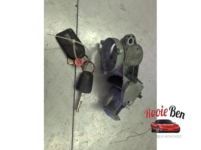 Używane Stacyjka + Kluczyk Opel Corsa D 1.4 16V Twinport Cena € 50,00 Procedura marży oferowane przez Rooie Ben autodemontage