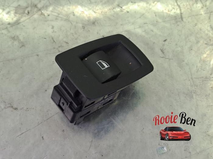 Usados Interruptor de ventanilla eléctrica BMW 3 serie (E90) 318i 16V Precio € 10,00 Norma de margen ofrecido por Rooie Ben autodemontage