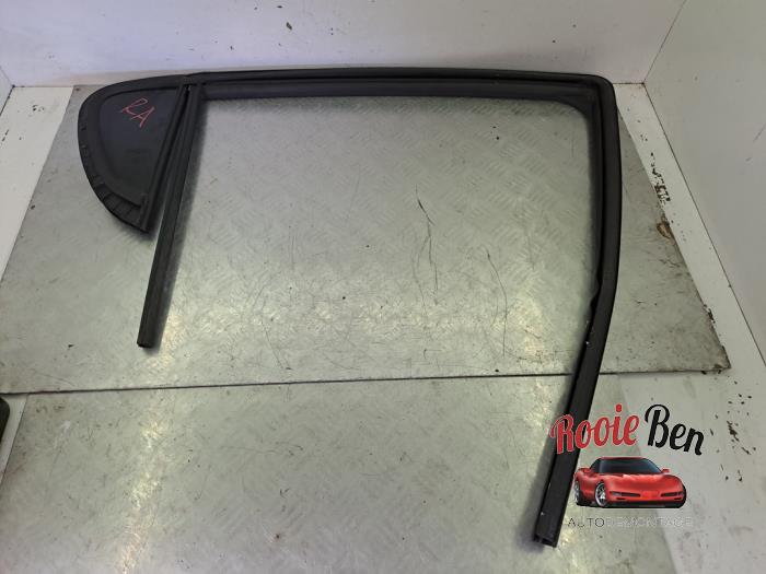 Usados Ventanilla triangular derecha detrás Opel Karl 1.0 12V Precio € 50,00 Norma de margen ofrecido por Rooie Ben autodemontage