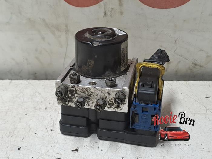 Begagnade ABS-pump Renault Twingo II (CN) 1.2 16V Pris € 50,00 Marginaltabell erbjuds av Rooie Ben autodemontage