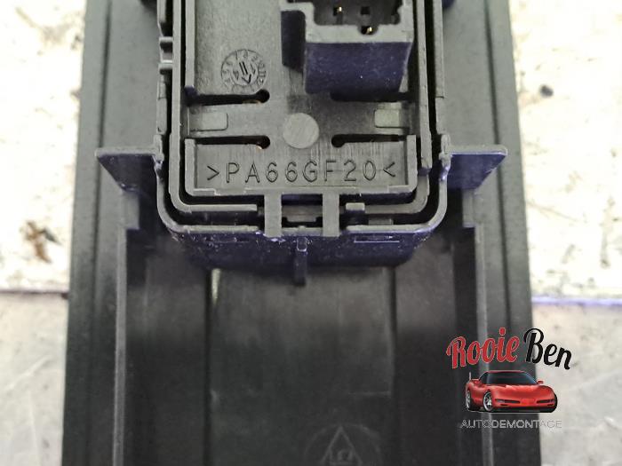 Usados Interruptor de ventanilla eléctrica Renault Grand Scénic III (JZ) 1.2 16V TCe 115 Precio € 10,00 Norma de margen ofrecido por Rooie Ben autodemontage