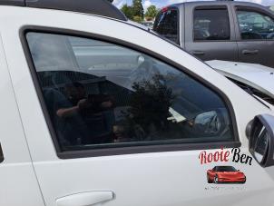Usagé Vitre portière 4portes avant droite Dacia Duster (HS) 1.6 16V LPG Prix sur demande proposé par Rooie Ben autodemontage