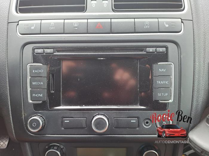 Begagnade Radio Volkswagen Polo V (6R) 1.2 TDI 12V BlueMotion Pris € 75,00 Marginaltabell erbjuds av Rooie Ben autodemontage