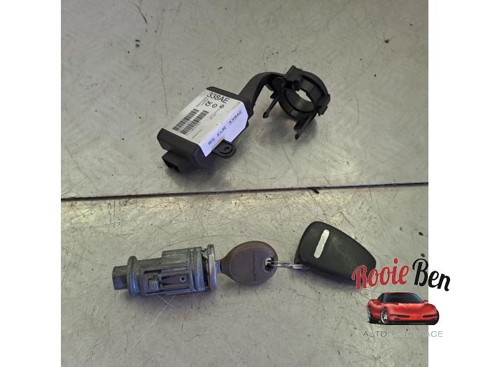 Używane Stacyjka + Kluczyk Chrysler Voyager/Grand Voyager (RG/RS) 2.4i 16V Cena € 100,00 Procedura marży oferowane przez Rooie Ben autodemontage