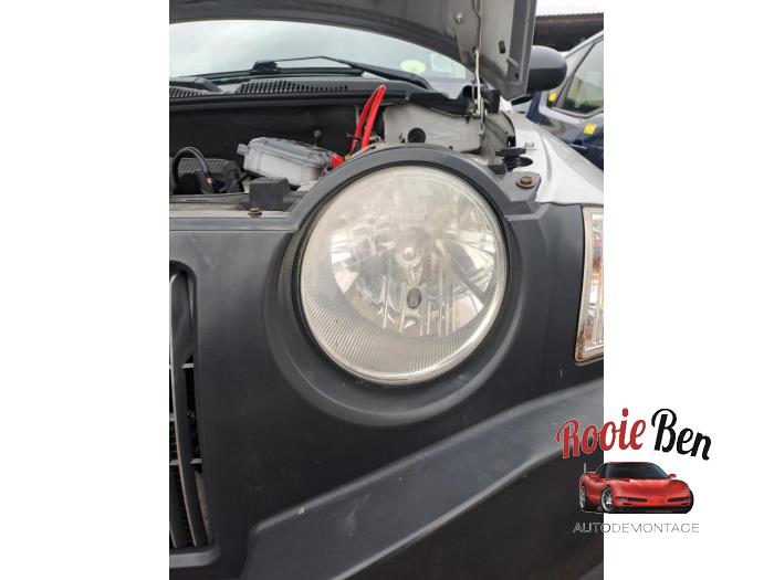Używane Reflektor lewy Jeep Compass I (MK49) 2.4 16V 4x4 Cena € 75,00 Procedura marży oferowane przez Rooie Ben autodemontage