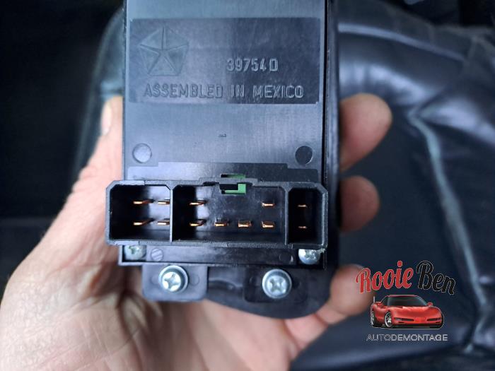 Usados Interruptor de ventanilla eléctrica Dodge Ram 1500 (DR/DH/D1/DC/DM) 5.7 V8 Hemi 1500 4x2 Precio € 40,00 Norma de margen ofrecido por Rooie Ben autodemontage