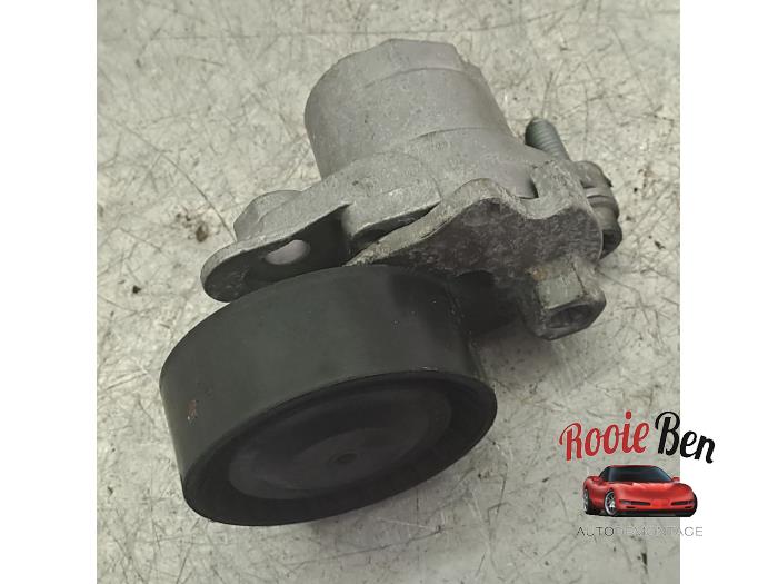 Usados Rodillo tensor correa múltiple Skoda Fabia III Combi (NJ5) 1.2 TSI 16V Greentech Precio € 15,00 Norma de margen ofrecido por Rooie Ben autodemontage