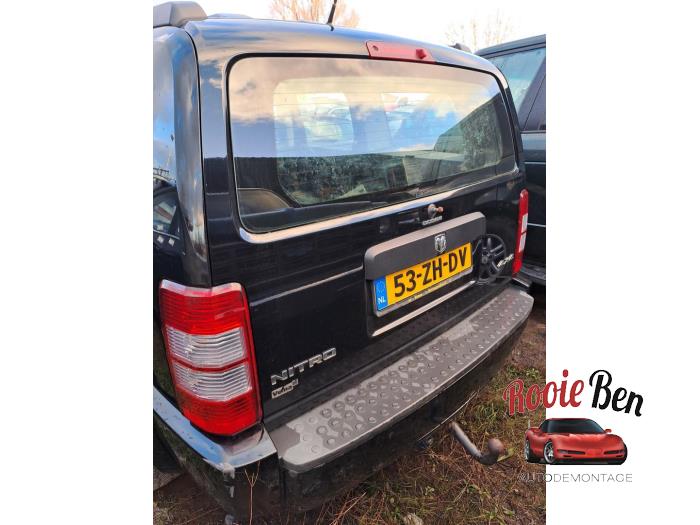 Używane Tylna klapa Dodge Nitro 3.7 STX V6 4x4 Autom. Cena € 350,00 Procedura marży oferowane przez Rooie Ben autodemontage