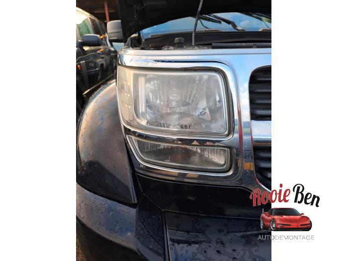Używane Reflektor prawy Dodge Nitro 3.7 STX V6 4x4 Autom. Cena na żądanie oferowane przez Rooie Ben autodemontage