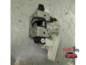 Gebrauchte Türschlossmechanik 4-türig links hinten Dodge 1500 Crew Cab (DS) 5.7 Hemi V8 4x4 Preis auf Anfrage angeboten von Rooie Ben autodemontage
