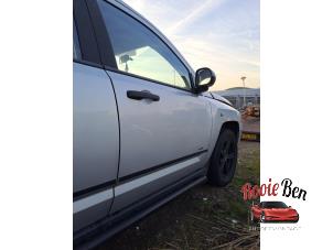 Begagnade Framdörr, 4-dörrars, höger Jeep Compass I (MK49) 2.4 16V 4x4 Pris € 350,00 Marginaltabell erbjuds av Rooie Ben autodemontage