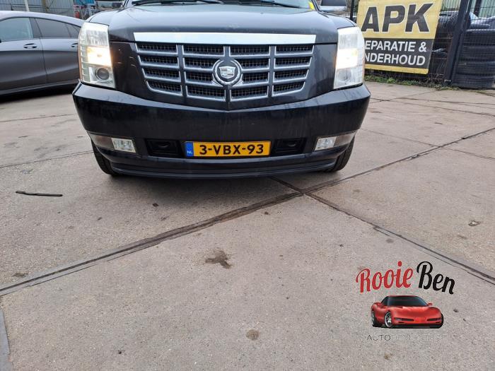 Używane Reflektor prawy Cadillac Escalade 6.2 V8 4x4 Cena € 350,00 Procedura marży oferowane przez Rooie Ben autodemontage
