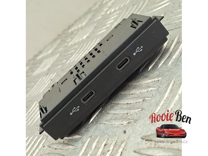 Używane Wtyczka USB Volkswagen Golf VIII (CD1) 1.4 eHybrid 16V Cena na żądanie oferowane przez Rooie Ben autodemontage