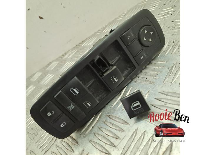 Usados Interruptor combinado de ventanillas Dodge 1500 Standard Cab (DS) 5.7 Hemi V8 Precio € 40,00 Norma de margen ofrecido por Rooie Ben autodemontage