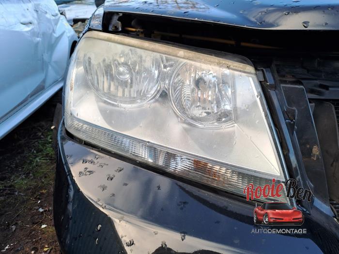 Używane Reflektor prawy Dodge Avenger (JS) 2.0 16V Cena € 75,00 Procedura marży oferowane przez Rooie Ben autodemontage