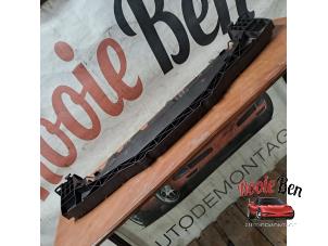 Usagé Cadre pare-chocs avant Peugeot 207 SW (WE/WU) 1.4 16V Vti Prix € 25,00 Règlement à la marge proposé par Rooie Ben autodemontage