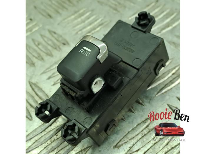 Usados Interruptor de ventanilla eléctrica Kia Cee'd Sportswagon (JDC5) 1.6 CRDi 16V VGT Precio € 15,00 Norma de margen ofrecido por Rooie Ben autodemontage