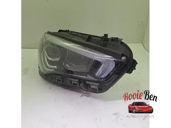 Używane Reflektor prawy Mercedes CLA Shooting Brake (118.6) 1.3 CLA-250 e Turbo 16V Cena € 550,00 Procedura marży oferowane przez Rooie Ben autodemontage