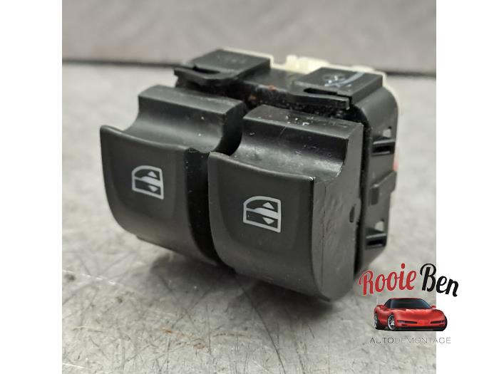 Usados Interruptor de ventanilla eléctrica Renault Captur I (2R) 1.2 TCE 16V EDC Precio € 20,00 Norma de margen ofrecido por Rooie Ben autodemontage