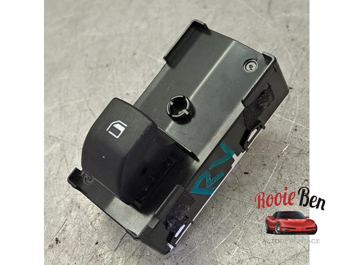 Usados Interruptor de ventanilla eléctrica Kia Sportage (NQ5E) 1.6 T-GDi Hybrid 16V Precio € 15,00 Norma de margen ofrecido por Rooie Ben autodemontage
