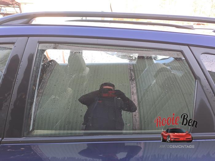Dörrfönster, 4-dörrars, vänster bak från en Hyundai i30 Crosswagon (WWH) 1.4 CVVT 16V 2009