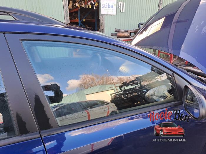 Vitre portière 4portes avant droite d'un Hyundai i30 Crosswagon (WWH) 1.4 CVVT 16V 2009