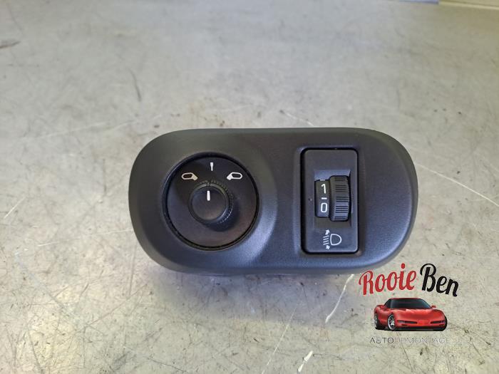 Używane Przelacznik lusterka Citroen C4 Cactus (0B/0P) 1.6 Blue Hdi 100 Cena € 7,50 Procedura marży oferowane przez Rooie Ben autodemontage