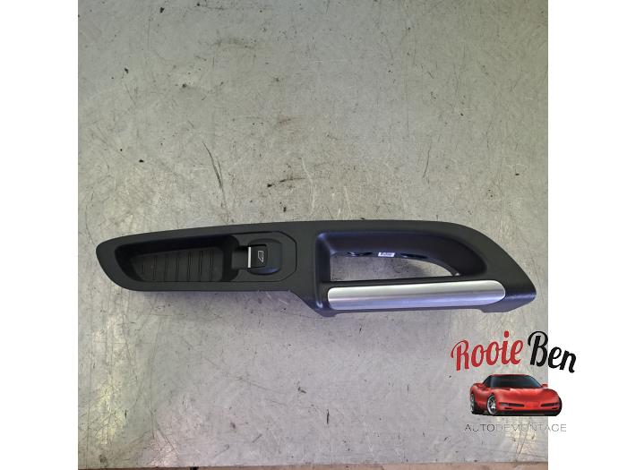 Usados Interruptor de ventanilla eléctrica Ford C-Max (DXA) 1.0 Ti-VCT EcoBoost 12V 125 Precio € 10,00 Norma de margen ofrecido por Rooie Ben autodemontage
