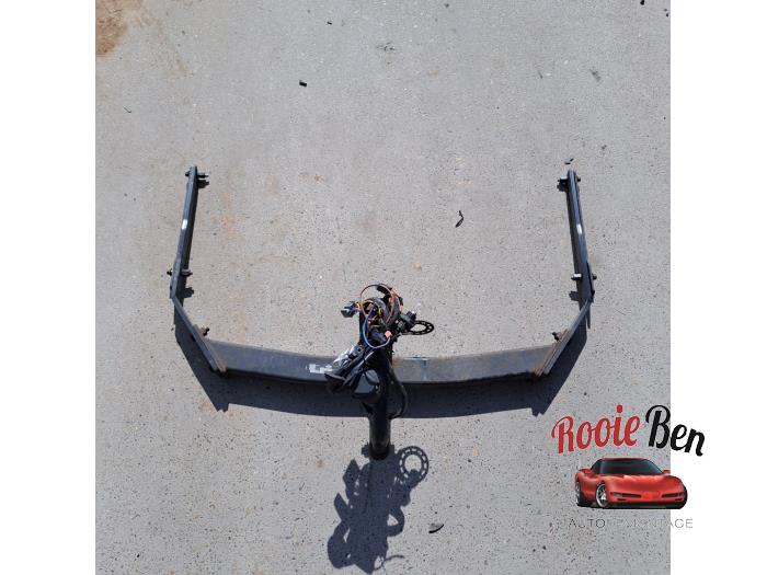 Używane Hak holowniczy Ford C-Max (DXA) 1.0 Ti-VCT EcoBoost 12V 125 Cena € 100,00 Procedura marży oferowane przez Rooie Ben autodemontage