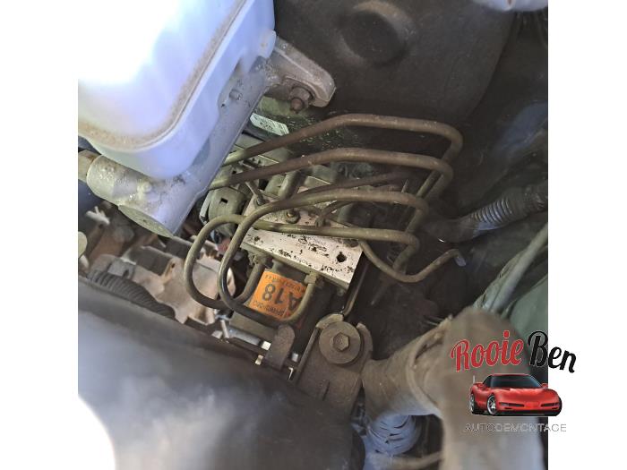 Usagé Bloc ABS Hyundai Santa Fe II (CM) 2.4 16V 4x4 Prix sur demande proposé par Rooie Ben autodemontage