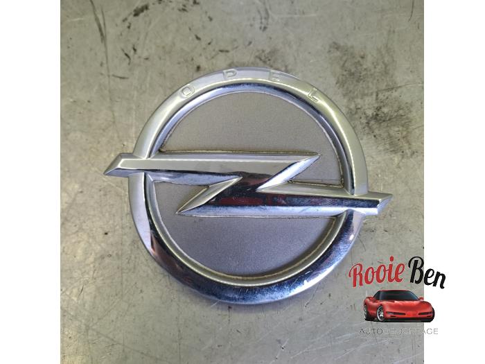 Używane Emblemat Opel Adam 1.0 Ecotec 12V SIDI Turbo Cena na żądanie oferowane przez Rooie Ben autodemontage