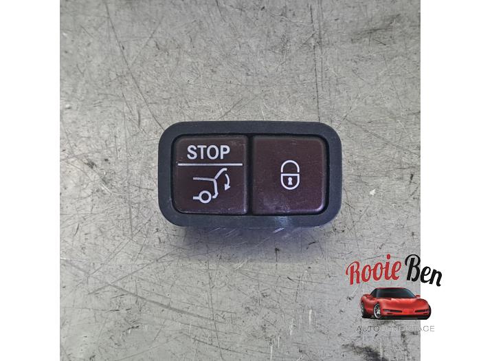 Tailgate/boot open switch button