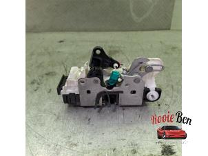 Gebrauchte Türschlossmechanik 4-türig links hinten Dodge 1500 Crew Cab (DS) 5.7 Hemi V8 4x4 Preis auf Anfrage angeboten von Rooie Ben autodemontage