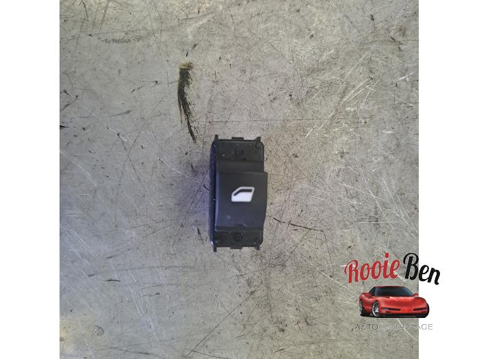 Usados Interruptor de ventanilla eléctrica Peugeot 208 I (CA/CC/CK/CL) 1.2 Vti 12V PureTech 82 Precio € 20,00 Norma de margen ofrecido por Rooie Ben autodemontage